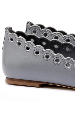 Meghan Broderie Flat In Titanium Leather